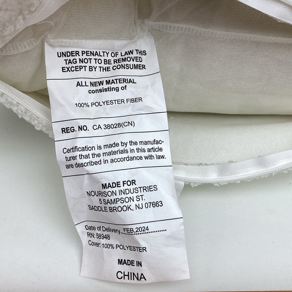 Snoopy Sherpa Peanuts Pillow, embroidered detail, 18”x18”, removable cover NEW - Picture 8 of 16